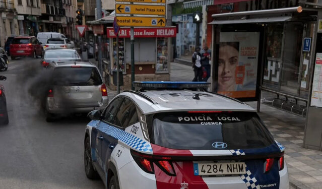 La Policía Local de Cuenca intercepta un coche por una gran humareda y descubre que el conductor no tiene carnet