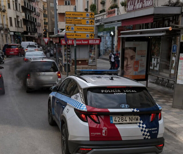 La Policía Local de Cuenca intercepta un coche por una gran humareda y descubre que el conductor no tiene carnet