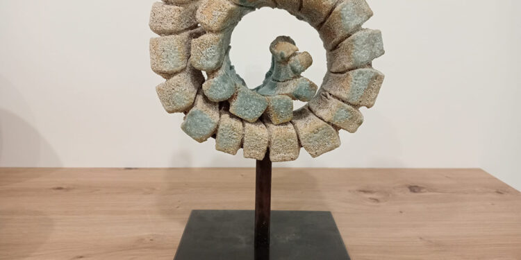 La exposición “El gesto y la materia” muestra la creatividad de la Escuela Municipal de Cerámica de Guadalajara en el Palacio de la Cotilla