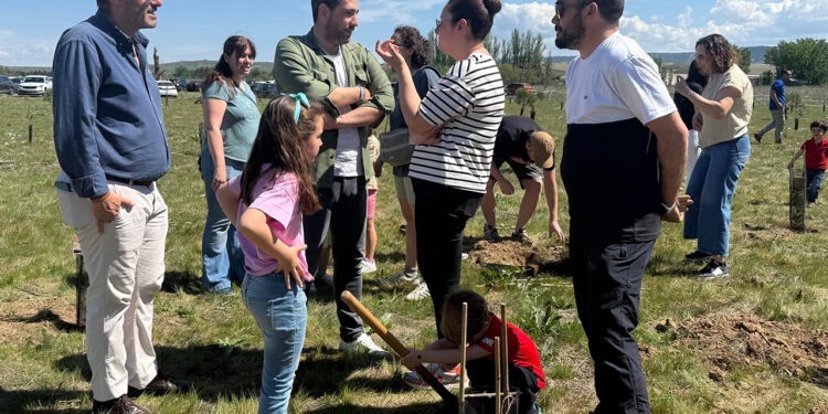La finca de Castillejos celebra la cuarta edición de “Un nacimiento, un árbol” con la plantación de 200 nuevos árboles