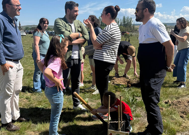 La finca de Castillejos celebra la cuarta edición de “Un nacimiento, un árbol” con la plantación de 200 nuevos árboles