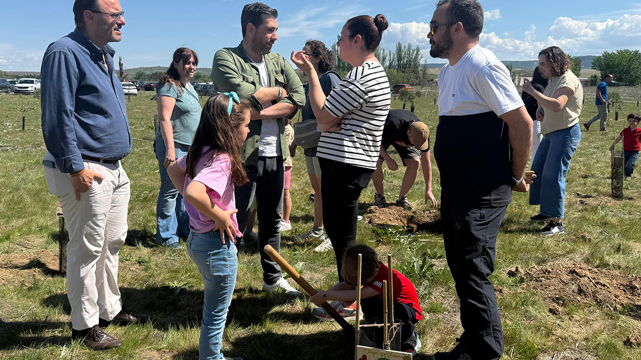 La finca de Castillejos celebra la cuarta edición de “Un nacimiento, un árbol” con la plantación de 200 nuevos árboles