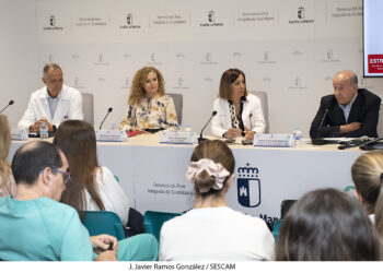 La sanidad de Guadalajara reconoce al doctor Javier Cassinello tras 31 años al frente de Oncología en una jornada sobre cáncer de pulmón