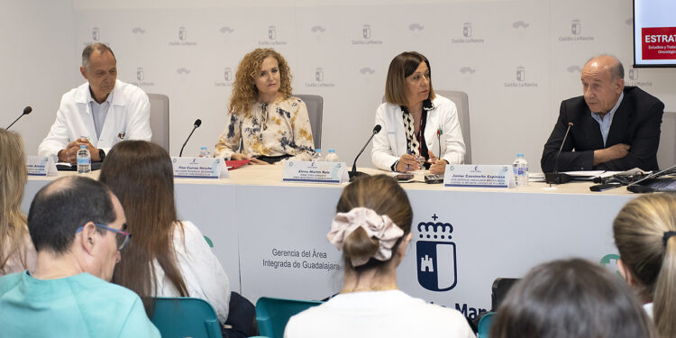 La sanidad de Guadalajara reconoce al doctor Javier Cassinello tras 31 años al frente de Oncología en una jornada sobre cáncer de pulmón