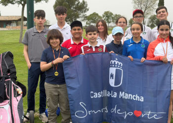 Las golfistas de Villar de Olalla dominan bajo el temporal mientras los veteranos sufren en los greenes de Guadalajara