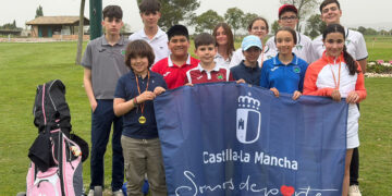 Las golfistas de Villar de Olalla dominan bajo el temporal mientras los veteranos sufren en los greenes de Guadalajara