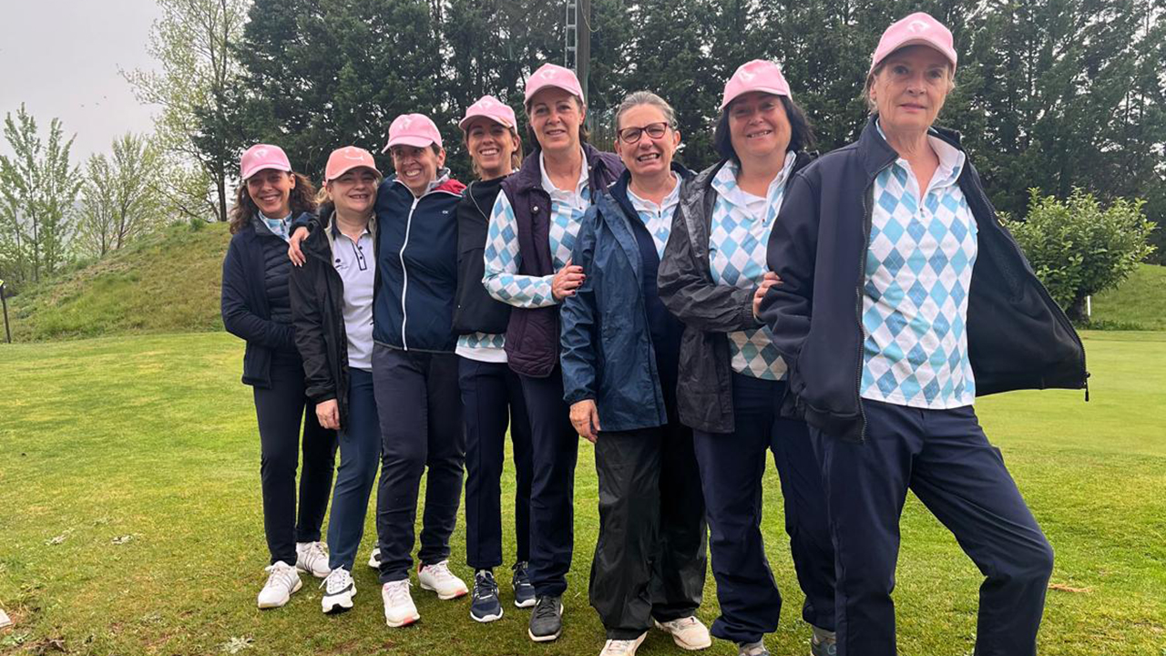 Las golfistas de Villar de Olalla dominan bajo el temporal mientras los veteranos sufren en los greenes de Guadalajara