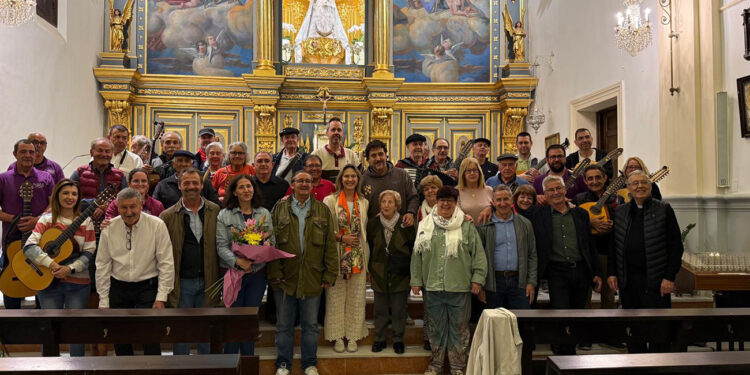Las rondas de Mayo llenan de tradición las plazas de Guadalajara pese a la lluvia
