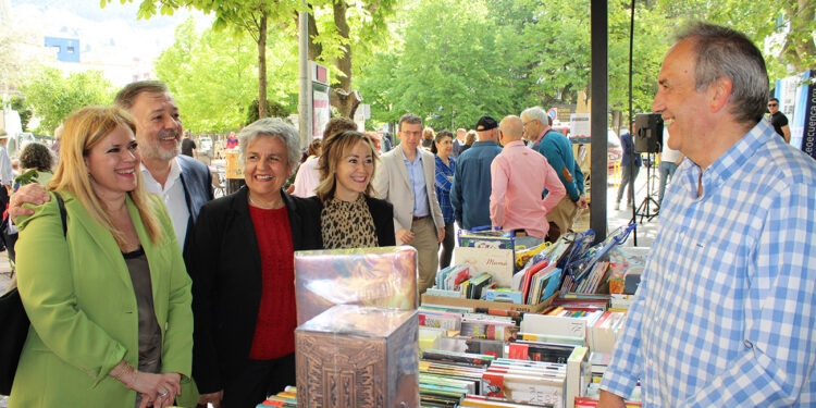 Los libros regresan a la Plaza de la Hispanidad de Cuenca con siete establecimientos y una floristería en este día del libro