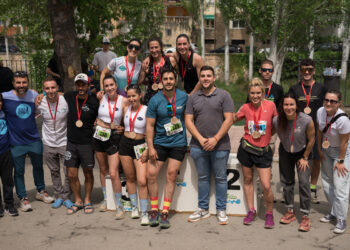 Trillo ha celebrado este sábado, 25 de abril, una nueva edición del Desafío X-Trail Trillo, una de sus citas deportivas más emblemáticas, que este año ha presentado una importante novedad: su traslado al calendario primaveral. Habitualmente celebrada en enero, con frío intenso, heladas y un paisaje invernal, la prueba ha ofrecido en esta ocasión una imagen completamente distinta, con el campo verde, exuberante y temperaturas mucho más elevadas. Un cambio que ha transformado tanto el recorrido como la experiencia de los corredores. La coincidencia con otras pruebas deportivas en la provincia de Guadalajara y su entorno -así como con citas destacadas en Madrid durante el fin de semana- ha influido en la participación, que ha sido ligeramente inferior a la de ediciones anteriores, con alrededor de 50 corredores menos. Aun así, la jornada ha transcurrido con total normalidad, sin incidentes y con un gran ambiente desde primera hora de la mañana a orillas del río Tajo, punto de salida de todas las pruebas. Las carreras de 20 y 15 kilómetros han sido las primeras en arrancar, seguidas minutos después por la prueba de 9 kilómetros. Los corredores han abandonado rápidamente el casco urbano en dirección a las Tetas de Viana, para adentrarse después en el espectacular entorno de los meandros del Tajo y completar un recorrido circular de regreso a Trillo, combinando caminos, trialeras, trepadas y zonas rocosas. Un trazado divertido, técnico y exigente que ha vuelto a conquistar a los participantes. Mientras los corredores afrontaban el recorrido, en torno a las 11.30 horas se ha celebrado una carrera infantil por las calles del municipio, llenando de ambiente y animación el centro del pueblo. Poco después han comenzado a cruzar la línea de meta los primeros participantes de las distintas distancias. En la prueba reina, de 20 kilómetros, el guadalajareño Jorge Corral y la trillana Marta Pérez se han proclamado campeones absolutos masculino y femenino. Corral, que participaba por primera vez en Trillo, se mostraba muy satisfecho tras la carrera. “Al principio no he empezado en cabeza, se me han ido largos… corrían bastante. Reconozco que mis compañeros, sobre todo el que ha quedado tercero, corrían una barbaridad. Luego se ha venido un poco abajo, me he aprovechado y he cogido también al segundo”. “No ha sido una carrera muy rápida”, señalaba el corredor, “hemos ido tranquilos y disfrutando, incluso hablando en algunos tramos. Ha estado muy chula, sobre todo el paseo junto al río, y aunque me ha gustado más la parte de piedra, el recorrido es muy bonito”, reconocía el guadalajareño. Por su parte, la trillana Marta Pérez destacó las condiciones de esta edición. “Me he visto muy bien, con el calor funciono muy bien, aunque entiendo que la gente prefiera más frío. El recorrido está espectacular, todo muy verde. La subida después de La Puerta me parece preciosa, con sus piedras, y hoy estaba perfecta, otras veces está congelada o con barro. Eso sí, los últimos kilómetros se hacen duros por el calor y la falta de sombra, pero estoy muy contenta de ganar en casa; ¡por fin se va viendo el trabajo!”. El podio en la carrera de 20 kilómetros se ha completado con Gonzalo De la Fuente e Iván Sánchez del lado masculino, y con Carolina Fragoso y Rebeca González, del femenino. En el caso de la carrera de 15 kilómetros, los ganadores han sido Diego Aceituno y Mónica Terrel, destacando la participación de otros dos trillanos, Jon Ander Fombellida y Alfonso Romero, que quedaron en quinta y sexta posición. En los 9 kilómetros, los mejores fueron Mario Manzanares, del lado masculino, y Laura Domínguez, del lado femenino. Tras la llegada de los participantes, especialmente de la categoría femenina de los 20 kilómetros, ha tenido lugar la entrega de premios, en la que han participado el concejal de Deportes, Pablo Sancho, y Rubén Martínez, organizador de la prueba y responsable de Multiaventura Buendía y Trillo Aventura. Pablo Sancho, ha destacado “el gran ambiente vivido durante toda la mañana, en una edición diferente pero también muy especial para Trillo”. Por su parte, Rubén Martínez ha subrayado “la satisfacción por el desarrollo de la jornada, sin incidentes, y la buena respuesta de los corredores, que han podido disfrutar de un recorrido espectacular en un entorno completamente distinto al habitual”, sin olvidares de “los voluntarios y todos los que hacen posible el Desafío XTrail”, a quienes ha agradecido especialmente “su trabajo y esfuerzo para conseguir que todo salga tan bien”. Tras la entrega de premios, los corredores han podido disfrutar de una caldereta cocinada durante toda la mañana, cuyo aroma ha acompañado la jornada desde primeras horas y que ha servido para recuperar fuerzas tras el esfuerzo realizado. Con este broche final, concluía con éxito la novena edición del Desafío X-Trail Trillo, una jornada que ha vuelto a demostrar el atractivo de esta prueba, incluso más en un escenario tan verde y diferente al que suele ser habitual.