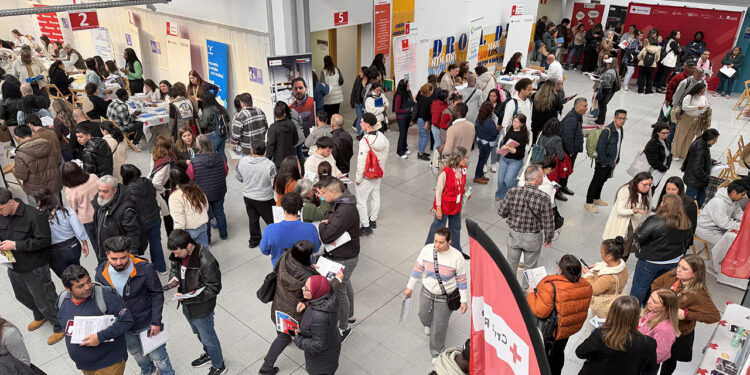 Más de 1.100 vecinos de Guadalajara y Azuqueca rozan el empleo: las ferias de Cruz Roja baten récords con 5.500 entrevistas 1 Más de 1.100 vecinos de Guadalajara y Azuqueca rozan el empleo las ferias de Cruz Roja baten récords con 5.500 entrevistas