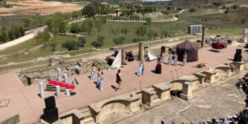 Más de 2.500 personas llenan el teatro romano de Segóbriga en el festival de teatro grecolatino más longevo del mundo