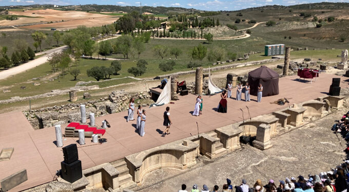 Más de 2.500 personas llenan el teatro romano de Segóbriga en el festival de teatro grecolatino más longevo del mundo