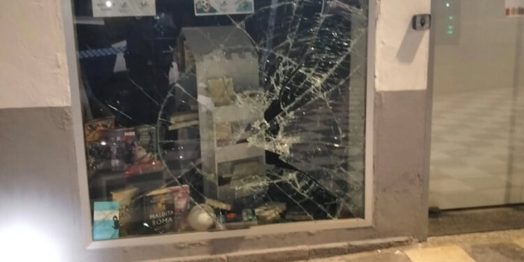 Roban de madrugada en una librería de la calle Escultor Jamete de Cuenca tras destrozar el escaparate