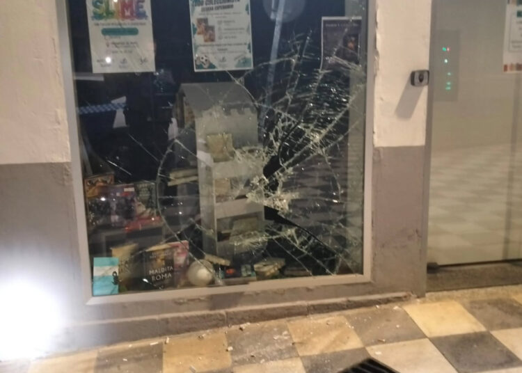 Roban de madrugada en una librería de la calle Escultor Jamete de Cuenca tras destrozar el escaparate