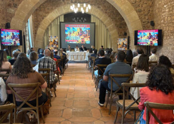 Sigüenza acoge desde este viernes el XXIV Congreso Regional de Hematología y Hemoterapia, una cita que reúne durante tres días a 150 especialistas de Castilla-La Mancha en un momento de especial relevancia para la sanidad de Guadalajara. El encuentro, organizado por la Sociedad Castellano-Manchega de Hematología y Hemoterapia, ha servido también para poner el foco en uno de los grandes avances asistenciales incorporados en 2025 por el Hospital Universitario de Guadalajara: el trasplante alogénico de médula ósea. La inauguración del congreso ha contado con la participación del director general de Hospitales del SESCAM, Óscar Talavera; la delegada de Sanidad en Guadalajara, Pilar Cuevas; la gerente del Área Integrada de Guadalajara, Elena Martín; el presidente de la SCMHH, Bolívar Díaz; y la jefa de servicio de Hematología y Hemoterapia de la GAI de Guadalajara y presidenta del comité organizador, Dunia de Miguel. Durante su intervención, Talavera ha subrayado que la especialidad vive “un momento apasionante”, marcado por nuevos retos diagnósticos y terapéuticos, y ha destacado de forma expresa el papel del servicio de Hematología del hospital guadalajareño. En este sentido, ha señalado que la puesta en marcha del trasplante alogénico de progenitores hematopoyéticos en 2025 supuso uno de los hitos asistenciales más importantes del pasado año en Castilla-La Mancha. Según ha detallado, desde que comenzó a realizarse esta técnica en Guadalajara ya se ha trasplantado a cinco pacientes, todos ellos con buena evolución y sin complicaciones destacables. El objetivo, ha añadido, es que próximamente puedan atenderse en la comunidad autónoma pacientes que hasta ahora eran derivados a Madrid y Valencia. Talavera también ha expresado su deseo de que las terapias CAR-T puedan incorporarse pronto a la sanidad regional. Junto al avance en trasplantes, el director general de Hospitales del SESCAM ha incidido en otra línea de innovación: la interconsulta web. Esta herramienta ya ha empezado a implantarse en Cardiología y, según ha explicado, se extenderá progresivamente a otras especialidades, entre ellas Hematología, siempre en coordinación con Atención Primaria. La medida busca acercar la atención especializada a la población y aprovechar las posibilidades de las nuevas tecnologías en la práctica clínica diaria. La delegada de Sanidad en Guadalajara, Pilar Cuevas, ha remarcado el respaldo del Gobierno regional tanto a los congresos científicos como al trabajo cotidiano de los profesionales. En su intervención ha vinculado ese apoyo con el desarrollo alcanzado por Hematología y Hemoterapia en Guadalajara, donde el trasplante alogénico se ha convertido en una referencia reciente dentro del sistema sanitario castellanomanchego. Por su parte, la gerente del Área Integrada de Guadalajara, Elena Martín, ha señalado que el congreso permite analizar los retos organizativos y asistenciales de la especialidad, al tiempo que ha avanzado que al trasplante alogénico se sumarán nuevos desafíos como el proyecto de terapias CAR-T y la aféresis. Ha enmarcado estos avances en una combinación de planificación, conocimiento, inversión y trabajo en equipo. El congreso reúne en Sigüenza a ponentes de prestigio nacional e internacional y aborda distintas áreas de la especialidad, desde la hematología clínica, la hemostasia y la hemoterapia hasta el diagnóstico integral con nuevas técnicas genéticas y moleculares. Más allá del programa científico, la cita deja una lectura clara para Guadalajara: tras el salto dado en 2025 con el trasplante alogénico, la Hematología del hospital universitario encara 2026 con nuevos objetivos y con la aspiración de ampliar su capacidad asistencial dentro de Castilla-La Mancha.