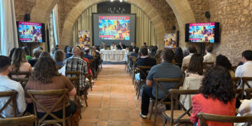 Sigüenza acoge desde este viernes el XXIV Congreso Regional de Hematología y Hemoterapia, una cita que reúne durante tres días a 150 especialistas de Castilla-La Mancha en un momento de especial relevancia para la sanidad de Guadalajara. El encuentro, organizado por la Sociedad Castellano-Manchega de Hematología y Hemoterapia, ha servido también para poner el foco en uno de los grandes avances asistenciales incorporados en 2025 por el Hospital Universitario de Guadalajara: el trasplante alogénico de médula ósea. La inauguración del congreso ha contado con la participación del director general de Hospitales del SESCAM, Óscar Talavera; la delegada de Sanidad en Guadalajara, Pilar Cuevas; la gerente del Área Integrada de Guadalajara, Elena Martín; el presidente de la SCMHH, Bolívar Díaz; y la jefa de servicio de Hematología y Hemoterapia de la GAI de Guadalajara y presidenta del comité organizador, Dunia de Miguel. Durante su intervención, Talavera ha subrayado que la especialidad vive “un momento apasionante”, marcado por nuevos retos diagnósticos y terapéuticos, y ha destacado de forma expresa el papel del servicio de Hematología del hospital guadalajareño. En este sentido, ha señalado que la puesta en marcha del trasplante alogénico de progenitores hematopoyéticos en 2025 supuso uno de los hitos asistenciales más importantes del pasado año en Castilla-La Mancha. Según ha detallado, desde que comenzó a realizarse esta técnica en Guadalajara ya se ha trasplantado a cinco pacientes, todos ellos con buena evolución y sin complicaciones destacables. El objetivo, ha añadido, es que próximamente puedan atenderse en la comunidad autónoma pacientes que hasta ahora eran derivados a Madrid y Valencia. Talavera también ha expresado su deseo de que las terapias CAR-T puedan incorporarse pronto a la sanidad regional. Junto al avance en trasplantes, el director general de Hospitales del SESCAM ha incidido en otra línea de innovación: la interconsulta web. Esta herramienta ya ha empezado a implantarse en Cardiología y, según ha explicado, se extenderá progresivamente a otras especialidades, entre ellas Hematología, siempre en coordinación con Atención Primaria. La medida busca acercar la atención especializada a la población y aprovechar las posibilidades de las nuevas tecnologías en la práctica clínica diaria. La delegada de Sanidad en Guadalajara, Pilar Cuevas, ha remarcado el respaldo del Gobierno regional tanto a los congresos científicos como al trabajo cotidiano de los profesionales. En su intervención ha vinculado ese apoyo con el desarrollo alcanzado por Hematología y Hemoterapia en Guadalajara, donde el trasplante alogénico se ha convertido en una referencia reciente dentro del sistema sanitario castellanomanchego. Por su parte, la gerente del Área Integrada de Guadalajara, Elena Martín, ha señalado que el congreso permite analizar los retos organizativos y asistenciales de la especialidad, al tiempo que ha avanzado que al trasplante alogénico se sumarán nuevos desafíos como el proyecto de terapias CAR-T y la aféresis. Ha enmarcado estos avances en una combinación de planificación, conocimiento, inversión y trabajo en equipo. El congreso reúne en Sigüenza a ponentes de prestigio nacional e internacional y aborda distintas áreas de la especialidad, desde la hematología clínica, la hemostasia y la hemoterapia hasta el diagnóstico integral con nuevas técnicas genéticas y moleculares. Más allá del programa científico, la cita deja una lectura clara para Guadalajara: tras el salto dado en 2025 con el trasplante alogénico, la Hematología del hospital universitario encara 2026 con nuevos objetivos y con la aspiración de ampliar su capacidad asistencial dentro de Castilla-La Mancha.