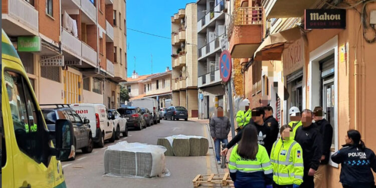 Susto en Cuenca un viandante herido por un desprendimiento en una obra de la calle Diego Jiménez