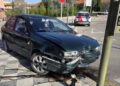 Un coche arrasa varios bolardos en la glorieta del Sagrada Familia de Cuenca y obliga a cortar el tráfico por un derrame de aceite