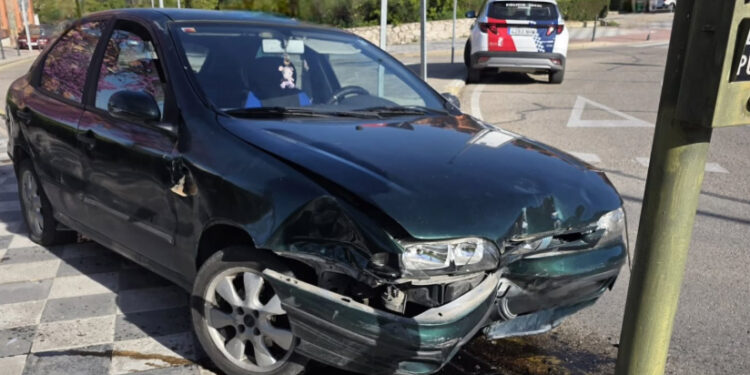 Un coche arrasa varios bolardos en la glorieta del Sagrada Familia de Cuenca y obliga a cortar el tráfico por un derrame de aceite