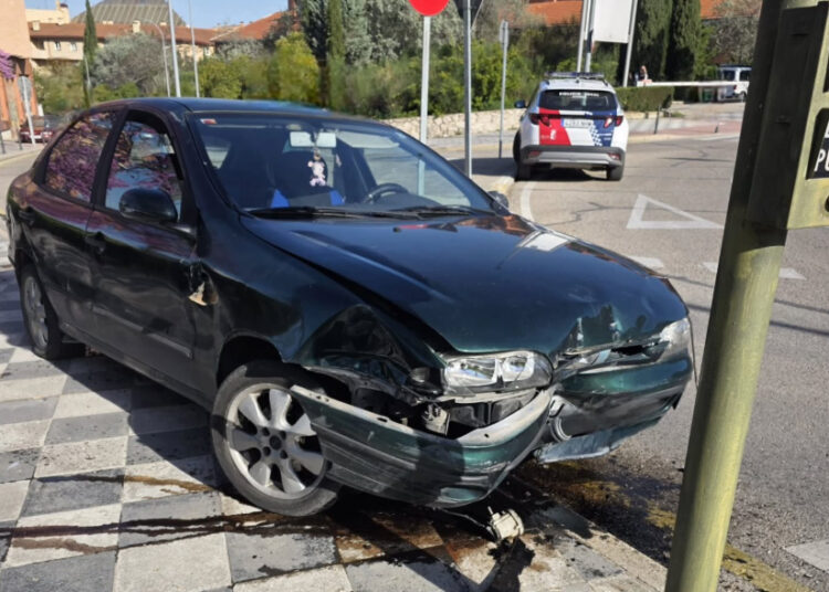 Un coche arrasa varios bolardos en la glorieta del Sagrada Familia de Cuenca y obliga a cortar el tráfico por un derrame de aceite