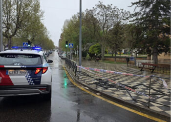 Un conductor destroza una valla en Hermanos Becerril y la Policía de Cuenca lo localiza por las piezas abandonadas