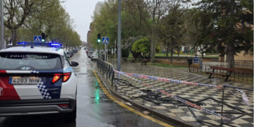 Un conductor destroza una valla en Hermanos Becerril y la Policía de Cuenca lo localiza por las piezas abandonadas