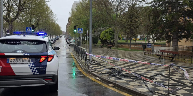 Un conductor destroza una valla en Hermanos Becerril y la Policía de Cuenca lo localiza por las piezas abandonadas