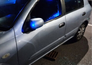 Un individuo revienta la luna de un coche con una tapa de alcantarilla en la calle Belmonte de Cuenca 8 Un individuo revienta la luna de un coche con una tapa de alcantarilla en la calle Belmonte de Cuenca