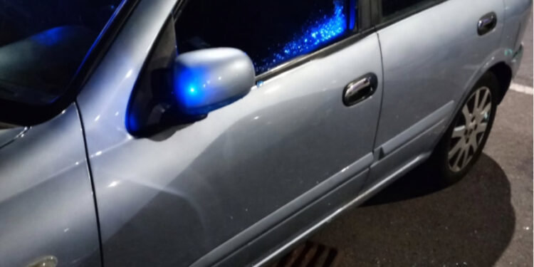 Un individuo revienta la luna de un coche con una tapa de alcantarilla en la calle Belmonte de Cuenca