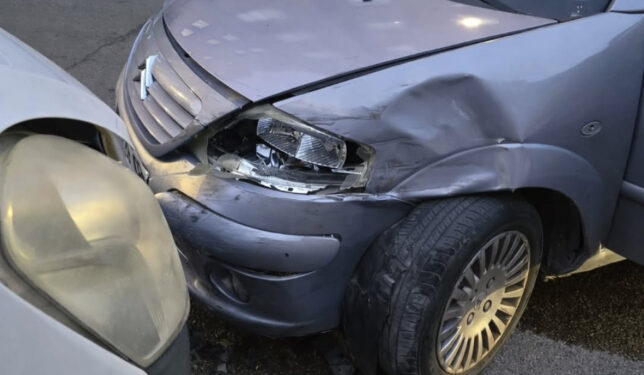 Un turismo choca contra un camión aparcado en la calle San Cosme de Cuenca por un posible episodio de fatiga 1 Un turismo choca contra un camión aparcado en la calle San Cosme de Cuenca por un posible episodio de fatiga