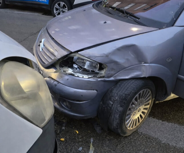 Un turismo choca contra un camión aparcado en la calle San Cosme de Cuenca por un posible episodio de fatiga