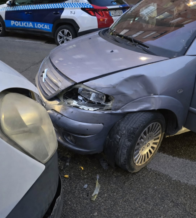 Un turismo choca contra un camión aparcado en la calle San Cosme de Cuenca por un posible episodio de fatiga 2 Un turismo choca contra un camión aparcado en la calle San Cosme de Cuenca por un posible episodio de fatiga