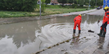 El agua anega la glorieta del McDonald's y otros dos puntos de Cuenca