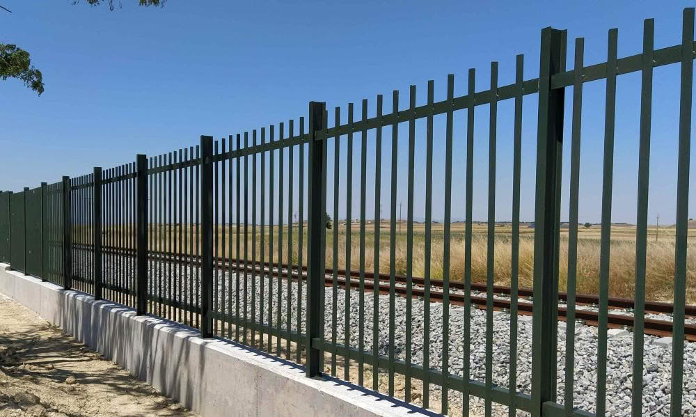 Adif blindará las vías del tren en Azuqueca y Cabanillas para evitar intrusiones en el Corredor del Henares