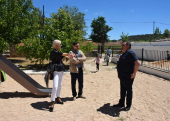 Paredes de Melo revitaliza su plaza con un nuevo parque infantil para fijar población rural