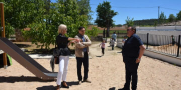 Paredes de Melo revitaliza su plaza con un nuevo parque infantil para fijar población rural