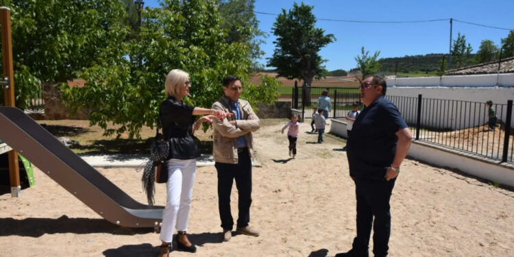 Paredes de Melo revitaliza su plaza con un nuevo parque infantil para fijar población rural 1 Paredes de Melo revitaliza su plaza con un nuevo parque infantil para fijar población rural