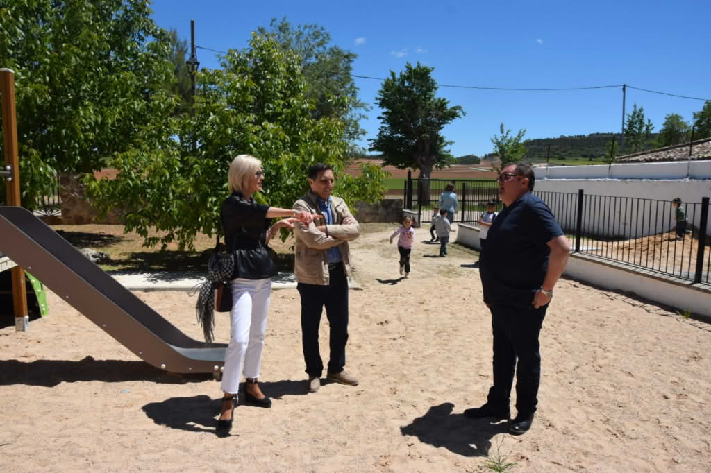 Paredes de Melo revitaliza su plaza con un nuevo parque infantil para fijar población rural 2 Paredes de Melo revitaliza su plaza con un nuevo parque infantil para fijar población rural