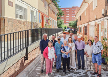 60 años de espera en el Alamín Guadalajara renueva la calle Sevilla y nace el 'Callejón de Antonia'