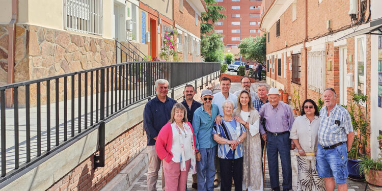 60 años de espera en el Alamín Guadalajara renueva la calle Sevilla y nace el 'Callejón de Antonia'