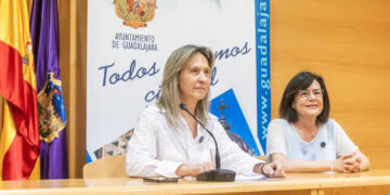 El Ayuntamiento de Guadalajara ha desmantelado ocho quioscos de prensa que llevaban años inactivos para devolver el espacio a los peatones. La alcaldesa, Ana Guarinos, ha explicado que estas estructuras se habían convertido en obstáculos que dificultaban el tránsito y generaban problemas de limpieza en varios puntos de la capital. Tras la retirada de los habitáculos, las brigadas municipales han reparado el pavimento de forma inmediata para garantizar una movilidad sin barreras. La intervención da respuesta a las quejas vecinales y se ha ejecutado en zonas céntricas y barrios periféricos donde las estructuras presentaban signos evidentes de vandalismo. Los quioscos eliminados se ubicaban en las siguientes vías de la ciudad: Avenida de Castilla. Calle Toledo, a la altura de los números 2 y 44. Calle Doctor González Hierro. Plaza de la Antigua. Calle Cifuentes. Calle Carabaña, dentro del barrio de Manantiales. El futuro del mobiliario restante La concejal de Patrimonio Municipal, Isabel Nogueroles, ha precisado que el cambio en los hábitos de consumo de información deja a la ciudad con solo dos quioscos de prensa operativos, situados en la plaza de Santo Domingo y la avenida del Ejército. Como excepción a los derribos, el Ayuntamiento ha salvado de la demolición la estructura de la plaza de la Llanilla debido a su marcado valor ornamental. Este elemento se encuentra actualmente en fase de restauración y se reubicará próximamente en el entorno del parque de la Concordia para funcionar como punto de información municipal. Archivo y contexto urbano La eliminación de este mobiliario obsoleto consolida la estrategia de renovación del espacio público que el equipo de Gobierno local lleva desplegando desde su llegada en 2023. Consultando el archivo histórico de Liberal de Castilla, esta actuación de microurbanismo se alinea con la hoja de ruta municipal para adecentar las calles, marcada por hitos recientes como la entrada en vigor del nuevo contrato de mantenimiento de parques y jardines o el plan de renaturalización del casco histórico. La transformación de estas pequeñas parcelas conecta directamente con intervenciones patrimoniales impulsadas por el Consistorio para dignificar la imagen de la capital. Las recientes restauraciones de elementos históricos como la fuente de Neptuno o el Cristo del Cementerio forman parte del mismo plan de choque de Guarinos para revertir el deterioro urbano, integrando las grandes obras con la limpieza de los pequeños obstáculos que afectan al día a día de los guadalajareños.