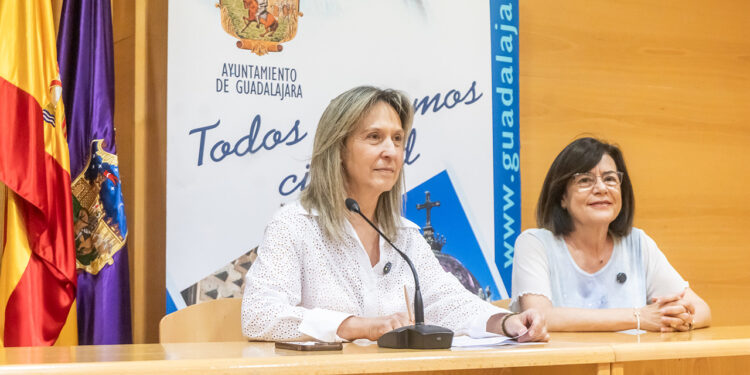 El Ayuntamiento de Guadalajara ha desmantelado ocho quioscos de prensa que llevaban años inactivos para devolver el espacio a los peatones. La alcaldesa, Ana Guarinos, ha explicado que estas estructuras se habían convertido en obstáculos que dificultaban el tránsito y generaban problemas de limpieza en varios puntos de la capital. Tras la retirada de los habitáculos, las brigadas municipales han reparado el pavimento de forma inmediata para garantizar una movilidad sin barreras. La intervención da respuesta a las quejas vecinales y se ha ejecutado en zonas céntricas y barrios periféricos donde las estructuras presentaban signos evidentes de vandalismo. Los quioscos eliminados se ubicaban en las siguientes vías de la ciudad: Avenida de Castilla. Calle Toledo, a la altura de los números 2 y 44. Calle Doctor González Hierro. Plaza de la Antigua. Calle Cifuentes. Calle Carabaña, dentro del barrio de Manantiales. El futuro del mobiliario restante La concejal de Patrimonio Municipal, Isabel Nogueroles, ha precisado que el cambio en los hábitos de consumo de información deja a la ciudad con solo dos quioscos de prensa operativos, situados en la plaza de Santo Domingo y la avenida del Ejército. Como excepción a los derribos, el Ayuntamiento ha salvado de la demolición la estructura de la plaza de la Llanilla debido a su marcado valor ornamental. Este elemento se encuentra actualmente en fase de restauración y se reubicará próximamente en el entorno del parque de la Concordia para funcionar como punto de información municipal. Archivo y contexto urbano La eliminación de este mobiliario obsoleto consolida la estrategia de renovación del espacio público que el equipo de Gobierno local lleva desplegando desde su llegada en 2023. Consultando el archivo histórico de Liberal de Castilla, esta actuación de microurbanismo se alinea con la hoja de ruta municipal para adecentar las calles, marcada por hitos recientes como la entrada en vigor del nuevo contrato de mantenimiento de parques y jardines o el plan de renaturalización del casco histórico. La transformación de estas pequeñas parcelas conecta directamente con intervenciones patrimoniales impulsadas por el Consistorio para dignificar la imagen de la capital. Las recientes restauraciones de elementos históricos como la fuente de Neptuno o el Cristo del Cementerio forman parte del mismo plan de choque de Guarinos para revertir el deterioro urbano, integrando las grandes obras con la limpieza de los pequeños obstáculos que afectan al día a día de los guadalajareños.