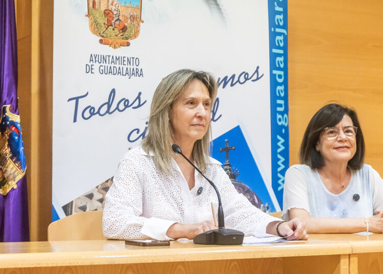 El Ayuntamiento de Guadalajara ha desmantelado ocho quioscos de prensa que llevaban años inactivos para devolver el espacio a los peatones. La alcaldesa, Ana Guarinos, ha explicado que estas estructuras se habían convertido en obstáculos que dificultaban el tránsito y generaban problemas de limpieza en varios puntos de la capital. Tras la retirada de los habitáculos, las brigadas municipales han reparado el pavimento de forma inmediata para garantizar una movilidad sin barreras. La intervención da respuesta a las quejas vecinales y se ha ejecutado en zonas céntricas y barrios periféricos donde las estructuras presentaban signos evidentes de vandalismo. Los quioscos eliminados se ubicaban en las siguientes vías de la ciudad: Avenida de Castilla. Calle Toledo, a la altura de los números 2 y 44. Calle Doctor González Hierro. Plaza de la Antigua. Calle Cifuentes. Calle Carabaña, dentro del barrio de Manantiales. El futuro del mobiliario restante La concejal de Patrimonio Municipal, Isabel Nogueroles, ha precisado que el cambio en los hábitos de consumo de información deja a la ciudad con solo dos quioscos de prensa operativos, situados en la plaza de Santo Domingo y la avenida del Ejército. Como excepción a los derribos, el Ayuntamiento ha salvado de la demolición la estructura de la plaza de la Llanilla debido a su marcado valor ornamental. Este elemento se encuentra actualmente en fase de restauración y se reubicará próximamente en el entorno del parque de la Concordia para funcionar como punto de información municipal. Archivo y contexto urbano La eliminación de este mobiliario obsoleto consolida la estrategia de renovación del espacio público que el equipo de Gobierno local lleva desplegando desde su llegada en 2023. Consultando el archivo histórico de Liberal de Castilla, esta actuación de microurbanismo se alinea con la hoja de ruta municipal para adecentar las calles, marcada por hitos recientes como la entrada en vigor del nuevo contrato de mantenimiento de parques y jardines o el plan de renaturalización del casco histórico. La transformación de estas pequeñas parcelas conecta directamente con intervenciones patrimoniales impulsadas por el Consistorio para dignificar la imagen de la capital. Las recientes restauraciones de elementos históricos como la fuente de Neptuno o el Cristo del Cementerio forman parte del mismo plan de choque de Guarinos para revertir el deterioro urbano, integrando las grandes obras con la limpieza de los pequeños obstáculos que afectan al día a día de los guadalajareños.