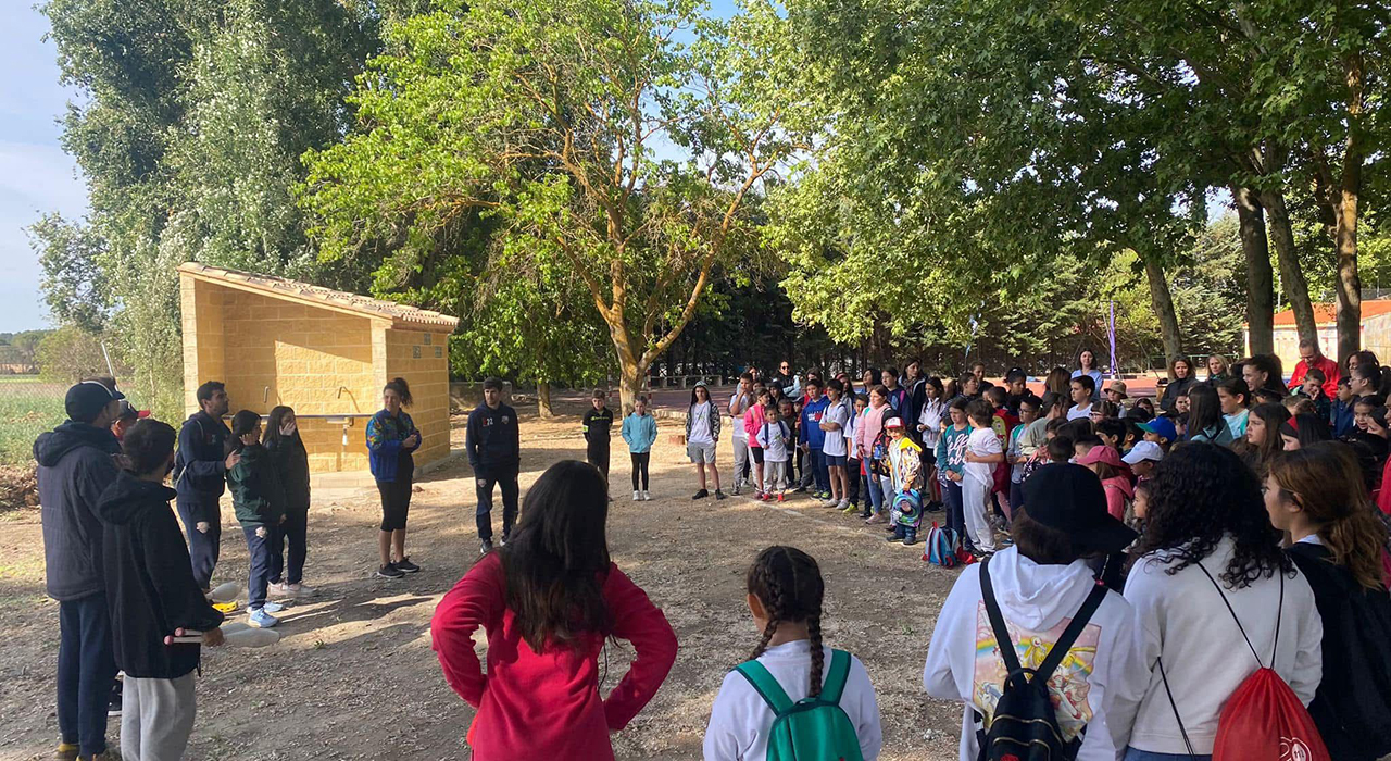 El municipio de Almodóvar del Pinar será escenario el próximo jueves 21 de mayo de la convivencia anual del CRA Los Pinares, un encuentro que reunirá a más de 250 personas entre alumnado, profesorado, familias y representantes municipales de las localidades que integran este centro educativo rural.
El CRA Los Pinares está formado por los colegios públicos de Campillo de Altobuey, Enguídanos y Almodóvar del Pinar, contando actualmente con más de 130 alumnos y alumnas. Esta jornada de convivencia tiene como objetivo fortalecer los lazos entre toda la comunidad educativa, fomentando valores como la cooperación, la convivencia y el intercambio entre los distintos municipios participantes.
La programación dará comienzo a las 10:00 horas con un encuentro en la plaza acompañado de una chocolatada para todos los asistentes. Posteriormente, se desarrollarán diversas actividades temáticas bajo el lema “¡El circo nos une!”, con propuestas lúdicas y participativas como malabares, telas aéreas, pistas de aire, monociclos y cinta floja.
La jornada continuará a las 13:30 horas con una gran paella y barra con refrescos para los asistentes y finalizará a las 15:00 horas con el tradicional sorteo de la rifa organizada por el AMPA.
Desde el Ayuntamiento de Almodóvar del Pinar se ha querido destacar la importancia de este tipo de iniciativas para seguir impulsando la convivencia entre municipios y apoyar el papel fundamental que desempeña la escuela rural en el desarrollo social y educativo de nuestros pueblos.
La actividad está organizada conjuntamente por el Ayuntamiento de Almodóvar del Pinar, el AMPA María Auxiliadora de Almodóvar y el CRA Los Pinares.