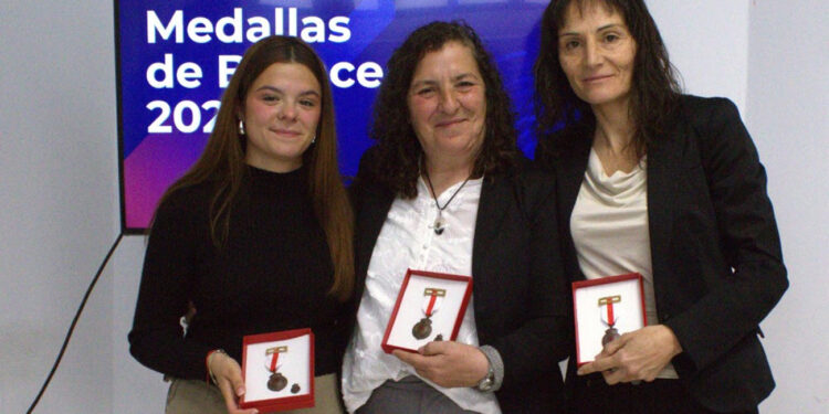 Ana Belén Lozano, Elena Contreras y Blanca Gómez reciben la Medalla de Bronce de Cruz Roja por su labor voluntaria