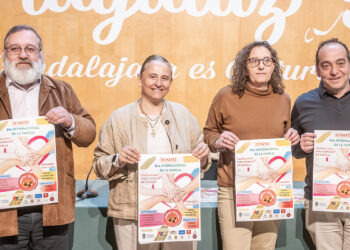 La Plaza Mayor de Guadalajara acogerá este viernes 15 de mayo una jornada festiva para celebrar el Día Internacional de la Familia. La cita, organizada por la concejalía de Familia del Ayuntamiento, se desarrollará entre las 18:00 y las 21:30 horas con entrada libre. El programa está diseñado para todos los públicos e incluye actividades como pintacaras, globoflexia, un fotomatón, intercambio de cromos y un concurso de dibujo. El evento culminará con la “Loca Batalla de Baile”, una animación musical de carácter interactivo para los asistentes. Además de la oferta lúdica, la tarde contará con una vertiente benéfica a través de una merienda solidaria con un coste de tres euros. Durante la jornada también se celebrará un sorteo de regalos aportados por empresas y entidades locales colaboradoras, entre las que se encuentran Famiguada, Catapán, MentaCanela, Juguettos, Alameda Express, Enero Garden, El Jardín Eilam y Carrefour Express. La concejala de Familia, Eva Henche, ha explicado que el objetivo es situar a la institución familiar "en el centro de nuestra política", reconociendo las dificultades económicas o de salud que atraviesan muchos hogares. En esta línea de apoyo, el Ayuntamiento ha incrementado este año la subvención nominativa para la Asociación de Familias Numerosas hasta los 7.000 euros. Eduardo Galicia, presidente regional de ACAMAFAN, ha agradecido este respaldo institucional y ha subrayado un dato demográfico clave: casi el 25% de la juventud de Guadalajara pertenece a una familia numerosa. Evolución de las políticas familiares en la ciudad La celebración de esta jornada comunitaria en el centro neurálgico de la capital supone un paso más en la consolidación de la concejalía de Familia. Tal y como ha venido documentando Liberal de Castilla a lo largo del último año, el área dirigida por Eva Henche ha ido materializando su agenda con acciones concretas enfocadas en el respaldo económico y social al tejido asociativo alcarreño. El incremento de 2.000 euros en la ayuda directa a la Asociación de Familias Numerosas respecto al ejercicio anterior ilustra esta trayectoria. La estrategia del equipo de gobierno muestra una evolución clara: desde la puesta en marcha de la concejalía al inicio del mandato, hasta la ejecución de presupuestos específicos destinados al asesoramiento y acompañamiento, utilizando ahora el espacio público para dar visibilidad a estas medidas.