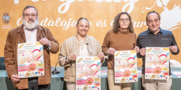 La Plaza Mayor de Guadalajara acogerá este viernes 15 de mayo una jornada festiva para celebrar el Día Internacional de la Familia. La cita, organizada por la concejalía de Familia del Ayuntamiento, se desarrollará entre las 18:00 y las 21:30 horas con entrada libre. El programa está diseñado para todos los públicos e incluye actividades como pintacaras, globoflexia, un fotomatón, intercambio de cromos y un concurso de dibujo. El evento culminará con la “Loca Batalla de Baile”, una animación musical de carácter interactivo para los asistentes. Además de la oferta lúdica, la tarde contará con una vertiente benéfica a través de una merienda solidaria con un coste de tres euros. Durante la jornada también se celebrará un sorteo de regalos aportados por empresas y entidades locales colaboradoras, entre las que se encuentran Famiguada, Catapán, MentaCanela, Juguettos, Alameda Express, Enero Garden, El Jardín Eilam y Carrefour Express. La concejala de Familia, Eva Henche, ha explicado que el objetivo es situar a la institución familiar "en el centro de nuestra política", reconociendo las dificultades económicas o de salud que atraviesan muchos hogares. En esta línea de apoyo, el Ayuntamiento ha incrementado este año la subvención nominativa para la Asociación de Familias Numerosas hasta los 7.000 euros. Eduardo Galicia, presidente regional de ACAMAFAN, ha agradecido este respaldo institucional y ha subrayado un dato demográfico clave: casi el 25% de la juventud de Guadalajara pertenece a una familia numerosa. Evolución de las políticas familiares en la ciudad La celebración de esta jornada comunitaria en el centro neurálgico de la capital supone un paso más en la consolidación de la concejalía de Familia. Tal y como ha venido documentando Liberal de Castilla a lo largo del último año, el área dirigida por Eva Henche ha ido materializando su agenda con acciones concretas enfocadas en el respaldo económico y social al tejido asociativo alcarreño. El incremento de 2.000 euros en la ayuda directa a la Asociación de Familias Numerosas respecto al ejercicio anterior ilustra esta trayectoria. La estrategia del equipo de gobierno muestra una evolución clara: desde la puesta en marcha de la concejalía al inicio del mandato, hasta la ejecución de presupuestos específicos destinados al asesoramiento y acompañamiento, utilizando ahora el espacio público para dar visibilidad a estas medidas.