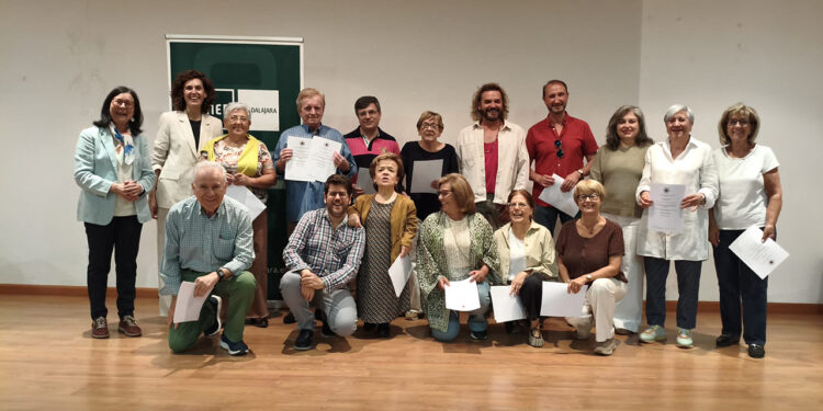Brihuega clausura los Cursos Sénior de la UNED 2025-2026 con la entrega de diplomas a sus alumnos