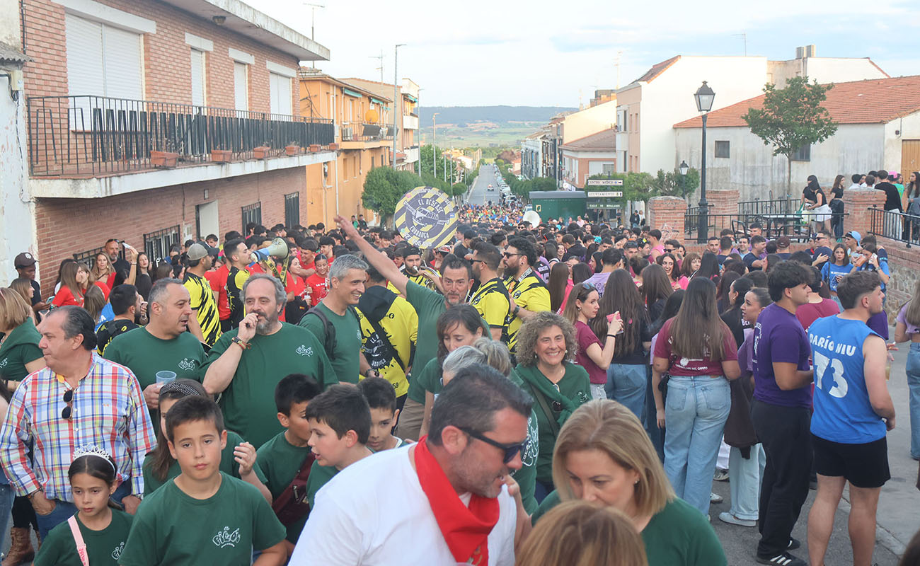 Cabanillas arranca sus Fiestas de Mayo con miles de peñistas en la calle